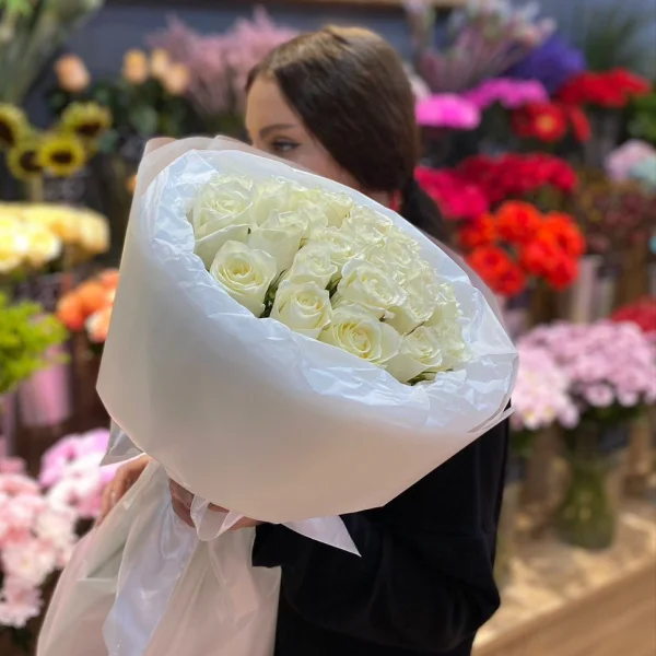 Букет белых роз (Кения) 50 см в упаковке