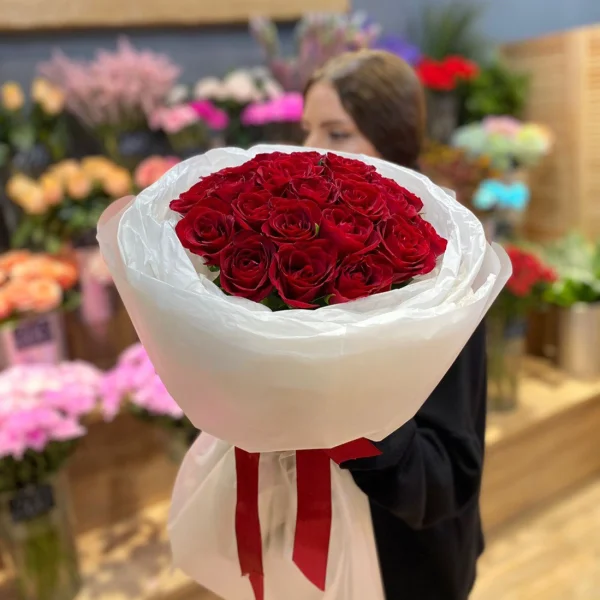 Букет красных роз (Кения) 60 см в упаковке